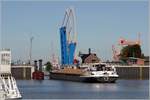 Die 1988 gebaute ORION (ENI 02318675) durchfährt den Außenhafen von Emden in Richtung Nesselander Schleuse. Sie ist 110 m lang, 11,40 m breit, hat einen Tiefgang von 3,60 m und eine Tonnage von 3.215 t. Heimathafen ist Lith (Niederlande). Frühere Namen: SARINA, SAROS, CLAUDIA, PARADOX. 21.09.2019