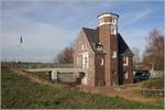 Das 1913 bezogene Lotsenhaus Emden steht direkt hinter dem Deich in der Nähe der Neuen Seeschleuse. 24.02.2019