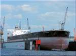 OCEAN COSMOS ist wurde 200 i Japan gebaut u war im Mai 09  wegen eines Maschinenschadens in Hamburg zum Werftbesuch bei Blohm u Voss. 277m lang, mit 171.000 tdw fr hamburger Verhltnisse schon ein recht groes Schiff. 