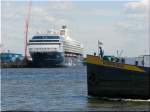 16.5.09 in Hamburg - Binnenfrachter DOMINIQUE schiebt sich vor MEIN SCHIFF, den neuen TUI Goldesel:-)