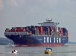 Die  CMA CGM Andromeda , am 02.07.2009 Das größte in Hamburg jemals eingetroffene Containerschiff. Der 363 Meter lange Gigant hat einer Kapazität von 11 400 Standardcontainern (TEU). Im Spätherbst 2009 stößt ein 13 000-TEU-Schiff zur Flotte.
