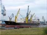 LANTANA hiess auch mal IRAN LORESTAN. Lag hier im Sdwesthafen (Hamburg) am 17.7.09. Das Schiff wurde 1999 i China gebaut, hat 23.176 tdw Tragfhigkeit, ist 174 m lang u luft 16,9 Knoten. 3x30 Tonnenkrne sind an Bord.