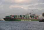 Hamburg, den 8.1.07 - XIN LIAN JIN schiebt sich ins Hauptfahrwasser der Elbe.(Bj2003, 25,7kn, L:280m)
Hinten links erkennt man den Segler RICKMER RICKMERS und auch die St.Katharinen Krche.