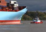 Schlepper Danimarca nimmt die Maersk Algol einlaufend Hamburg auf Hhe Finkenweder am 17.10.2009 auf den Haken