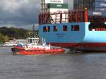 Schlepper RT Zoe ubernimmt dieMaersk Algol einlaufend Hamburg auf Hhe Finkenweder am 17.10.2009