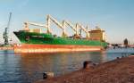 Hamburg 1993, CAPE RACE ist nagelneu, Baujahr 1993 mit 2259 TEU Tragfhigkeit und wartet hier in Fahrwassermitte kurz vor den Elbbrcken auf ihre ersten Order. Wird von der DS Schiffahrt GmbH gemanagt.