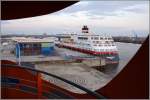 Die MIDNATSOL (IMO 9247728) der norwegischen Hurtigruten liegt am 28.03.2006 am damals provisorischen Kreuzfahrtterminal in Hamburg. Aufgenommen aus einer der Aussichtsplattformen im Hamburger Hafen.