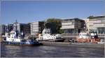 An der Schlepperpier in Hamburg-Oevelgnne liegen (v.l.) die FAIPRLAY VI, die MICHEL von Petersen und Alpers sowie die BUGSIER 14. 16.10.2005