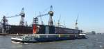 Hamburg den 21.5.10 - BCF GLCKAUF elbaufwrts unterwegs. Im Hintergrund ein Schwimmdock der Werft Blohm u Voss (B&V)