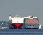  CMA CGM Christophe Colomb  und die  Sebring Express  auf der Elbe bei Hamburg 13.07.2010.