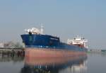 2.4.07 Hamburg im Kattwykhafen - NAVION BRITANNIA ist 1998 gebaut worden, 265m lang und 120.000tdw. Es handelt sich um einen Doppelhllen Shuttle Tanker mit Hubschrauberlandeplatz und allen mglichen hi tech an Bord (siehe hier www.ship-technology.com). 