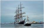 die Viermast-Bark  Sedov  mit Schlepper  Hans  auf den Cruise Days in Hamburg.