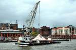 Der Schlepper  TAIFUN  bewegt den Schwimmkran HHLA  Karl Friedrich Steen  am 9.05.2010 im Hamburger Hafen.