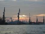 Hamburg am 24.2.2011 um 17:05: Abendstimmung über der Werft von Blohm & Voss