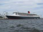 In Hamburg, bei einer Hafenrundfahrt konnte ich den Kreuzliner  Queen Mary 2  fotografieren [26.05.2011]