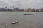 Vom sechsstckigen Dockland-Gebude in Hamburg-Altona aus hat man einen hervorragenden berblick ber den Hamburger Hafen mit seinen zahlreichen Container-Terminals. Dieses Bild entstand am 20.Juli 2011.