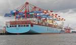 Ein Blick aufs Heck einen Container-Riesen: Die MAERSK EVORA war am 18.7.2011 im Hamburger Hafen anzutreffen. Das erst 2011 fertiggestellte Schiff ist fast 50 Meter breit, 366 Meter lang und erreicht eine Geschwindigkeit von 25,7 Knoten. 
