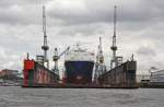 Ein Blick von der Wasserseite aus auf die Front von Dock 10 (samt Inhalt unbekanntem Namens) im Hamburger Hafen. (18.7.2011)