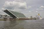 Blick ber die Elbe bei Altona auf das Dockland-Gebude und die im Hintergrund liegende COSTA MAGICA. (20.7.2011)