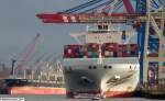 Der Containerfrachter COSCO EUROPE, IMO 9345415, wird am 07.10.2011 am Terminal Tollerort im Hamburger Hafen gelöscht.