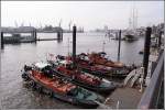 Schlepper im Hamburger Hafen. 
Das Segelschiff rechts oben im Bild ist die  Rickmer Rickmers . Aufnahmedatum: 10.10.2005