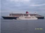 Die  QM 2  345 m, und die  MS Deutschland  175 m, auf der Elbe am 25.08.06 Beide Schiffe waren in Hamburg zu Gast.