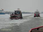 Hamburg am 7.2.2012, HADAG Fährschiffe ELBMEILE + HAFENCITY im Liniendienst auf der vereisten Elbe

