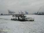 Hamburg am 7.2.2012, HADAG Fhrschiff FINKENWERDER im Liniendienst auf der vereisten Elbe    