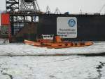 Hamburg am 7.2.2012, Schlepper JOHANNES DALMANN der HPA als Eisbrecher beim Offenhalten der vereisten Elbe Höhe Blohm&Voss