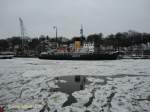 Hamburg am 7.2.2012, Museums-Eisbrecher STETTIN in seinem Element am Liegeplatz Neumhlen