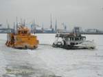 Hamburg am 7.2.2012, HADAG Fhrschiffe WOLFGANG BORCHERT + FINKENWERDER im Liniendienst auf der vereisten Elbe vor dem Anleger Docklands

