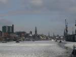 Treibeis auf der Elbe, im Hintergrund die Landungsbrücken Hamburg.