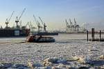 Kaum zu glauben, aber das kleine Fhrschiff der HVV-Hafenlinie 62 kmpft sich mhelos durch die eisschollenverseuchte Elbe im Hamburger Hafen, die fast zugefroren erscheint. Aber eben nur erscheint. (3.2.2012) 