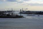 Blick vom Dockland-Gebude auf einen Teil des vereisten Hamburger Hafens, in dem fast die Welt still zu stehen scheint. Nur ein einsames Containerschiff wird Richtung  Ausgang  geschleppt. (3.2.2012)