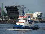 Hamburg -24.6.07 - Schlepper FAIRPLAY VI posierte vor den 'Docklands' fr mich. Ganz rechts die Katharinenkirche.