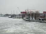 Hamburg am 7.2.2012: Anfahrt mit einer HADAG-Fhre zum Anleger Finkenwerder im Khlfleethafen.