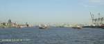 Hamburg von einer HADAG-Fhre aus gesehen am 28.11.2011: Blick elbaufwrts in den Hafen, links der Schlepperponton und im Hintergrund die Werft von Blohm&Voss.