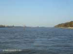 Hamburg von einer HADAG-Fhre aus gesehen am 28.11.2011: Blick elbabwrts mit einem aufkommenden Containerschiff und dem Werksgelnde von Airbus