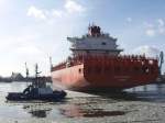 Schlepper FAIRPLAY X beim Drehen des Containerschiffes RIO BLANCO (IMO 9348089) auf der Norderelbe (3), Hamburg, 20.02.2012  