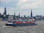 Hamburg a 30.6.07 - Whren die LINAH durch den hamburger Hafen tuckert, kann ich kurz mal die im Hintergrund zu sehenden 7 groe u kleine Trme benennen. Also: Nr.1 ist die St.Michaelis Kirche, auch Michel genannt.
2:Der Rathausturm
3:Petrikirche
4:Jacobikirche
5:Uhrturm an den Landungsbrcken
6:Skandinavische Seemannskirche
7:Nikolaikirche, Ruine u Mahnmal