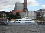 FORTUNATE SUN an den hamburger Landungsbrcken (30.6.07) Der grau verhllte Bau ist der alte Elbtunnel. Dahinter das Tropeninstitut und dahinter ein neues Hochhaus, das aussieht wie ein Parkhaus u die Gegend nicht sonderlich verschnt.