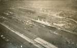 Hamburg - Schnelldampfer VATERLAND im Kuhwerderhafen. Im Hintergrund das Werftgelnde von Blohm u Voss u dahinter schwach zu erkennen die Landungsbrcken.(ca 1914,Album Ludwig Seelemann)