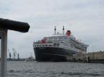 Kreuzfahrtschiff  Queen Mary 2  gesehen und fotografiert bei einer Hafenrundfahrt, Hamburg [26.05.2011]
