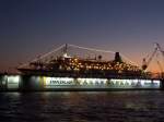 Abendstimmung im Hamburger Hafen. Im Schwimmdock 10 von Blohm+Voss liegt ein  Kreuzfahrer  zur Reparatur.