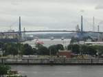 Hamburg am 13.7.2012: Blick auf den Köhlbrand mit Köhlbrandbrücke vom Altonaer Balkon aus gesehen.