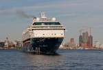 Arrivederci  Mein Schiff 2  - das 264 Meter lange Kreuzfahrtschiff verlsst am 23.Juli 2012 die Hansestadt Hamburg in Richtung Mittelmeer. 