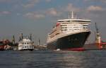  Mdchen, komm bald wieder!  Die Queen Mary 2 verlsst am Abend des 25. Juli 2012 den Hamburger Hafen, um sich auf den Transatlantik-Klassiker Richtung New York zu begeben. Die sich daneben befindliche  Loisana Star  hingegen wird in Krze beidrehen.