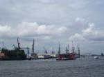 Der Hamburger Hafen von den Landungsbrcken aus gesehen.  24.07.2007