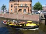 Barkasse CREMON III beginnt eine Rundfahrt durch die alte  Speicherstadt .