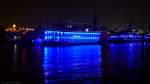 Im Hamburger Hafen wird nachts das Schaufelradschiff  Louisiana Star  eindrucksvoll blau beleuchtet.